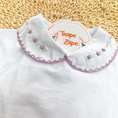   body branco com gola bordada florzinhas Lilás - Manga Curta